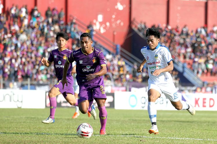 Pemain Persik Kediri Dodi Alexvan Dijn (tengah) dikejar pemain Saldi PSIM Jogyakarta dalam lanjutan Liga 2 2019 wilayah timur yang berakhir dengan skor 2-0 di Stadion Brawijaya Kediri, Jawa Timur, Senin (02/09/2019) sore.