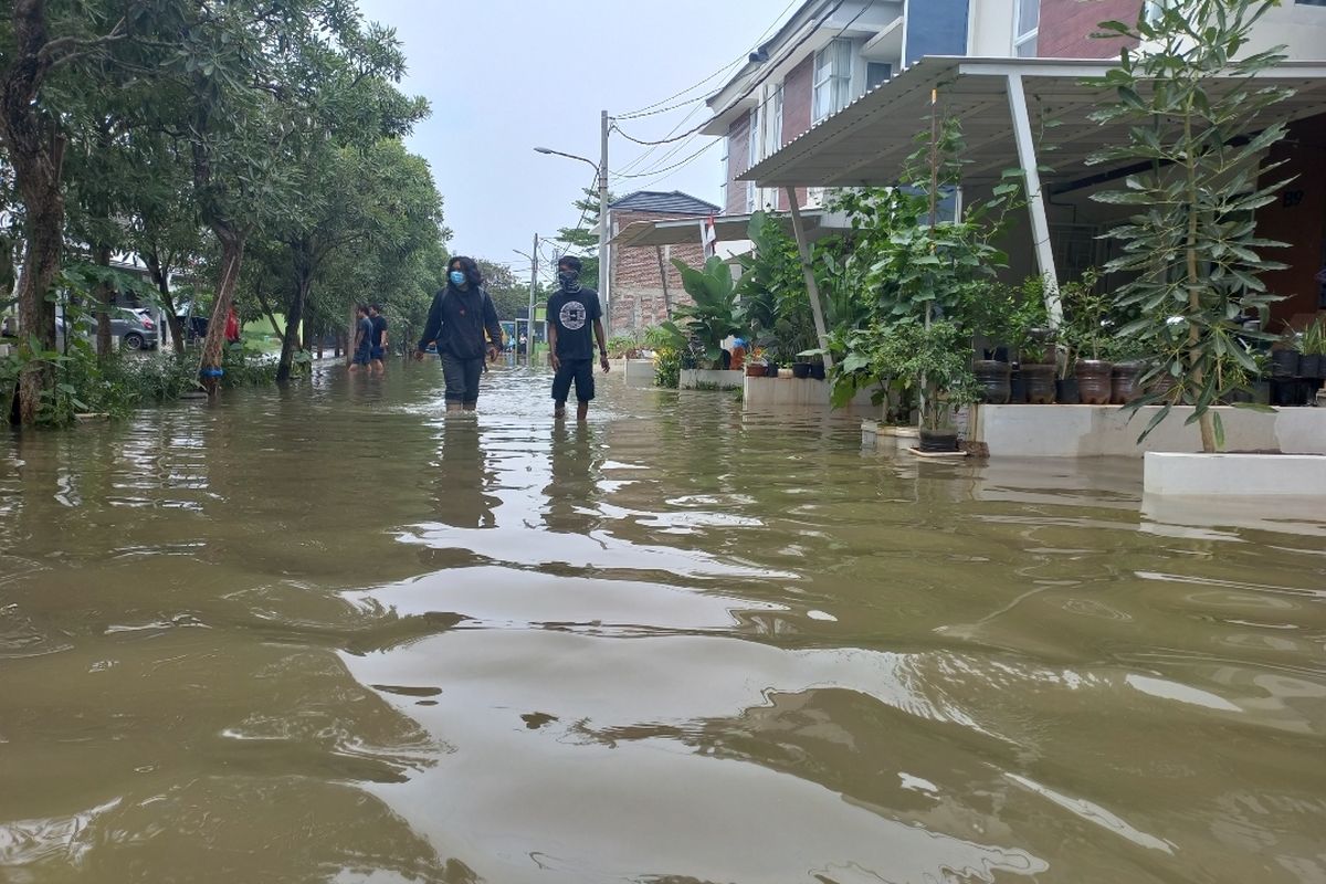 Perumahan Namara, Pamulang, Tangerang Selatan terendam banjir imbas luapan kali Ciledug-Pamulang, Kamis (7/12/2023).
