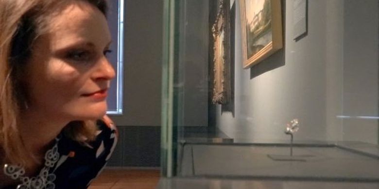 Sejarawan Caroline mempertanyakan mengapa berlian yang merupakan jarahan perang ini disimpan di museum Belanda. 