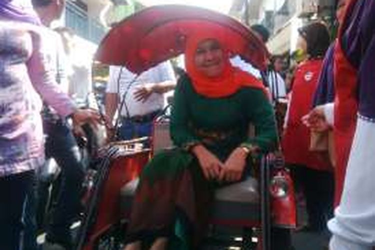 Mensos Khofifah baik becak keliling eks lokalisasi Dolly Surabaya, Kamis (2/6/2016)
