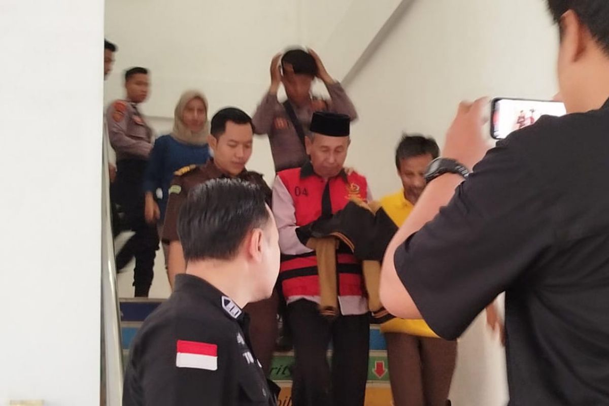 Mantan Dirut BUMD Bangkalan, Jawa Timur, mengenakan rompi merah saat akan ditahan dalam kasus dugaan penggelapan modal perusahaan bermodus investasi bodong.