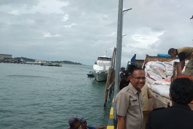 Sebanyak enam Ton Beras disalurkan untuk meringankan beban korban bencana air bah dan tanah longsor yang terjadi di Pulau Tambelan Kabupaten Bintan, Kepulauan Riau.