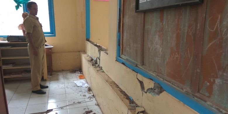 Seorang guru berada di ruang kelas yang terpaksa dikosongkan karena dindingnya nyaris jebol, di Kampung Sukamandi, Kecamatan Tambaksari, Kabupaten Ciamis, Selasa (5/11/2019).