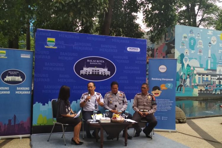 Dinas Perhubungan Kota Bandung dan Polrestabes Bandung mengadakan konferensi pers terkait sosialisasi sanksi cabut pentil untuk pengendara kendaraan bermotor roda dua dan roda empat yang kedapatan parkir sembarangan.