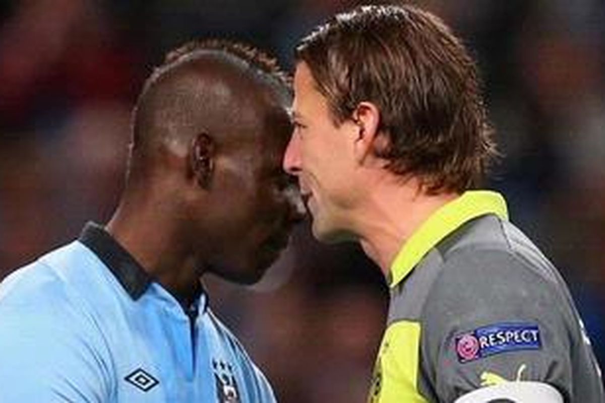 Kiper Borussia Dortmund, Roman Weidenfeller, membisikkan kata-kata teror ke telinga Mario Balotelli sebelum striker itu melakukan tendangan penalti pada laga Liga Champions, oktober 2012 lalu. Saat itu, Balotelli masih memperkuat Manchester City. Kata-kata Weidenfeller tak mempan, karena Balotelli sukses melakukan tendangan penalti.