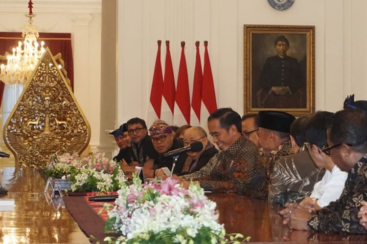 Suasana pertemuan Presiden Joko Widodo dengan para seniman dan budayawan di Istana Merdeka Jakarta, Selasa (11/12/2018).