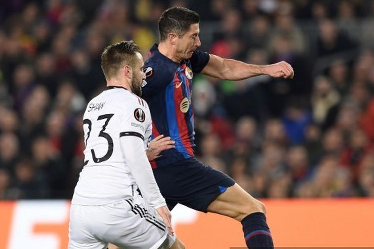 Pemain belakang Manchester United, Luke Shaw (kiri), berusaha menghadang striker Barcelona, Robert Lewandowski, dalam laga leg pertama 16 besar Liga Europa di Camp Nou, Jumat (17/2/2023) dini hari WIB.