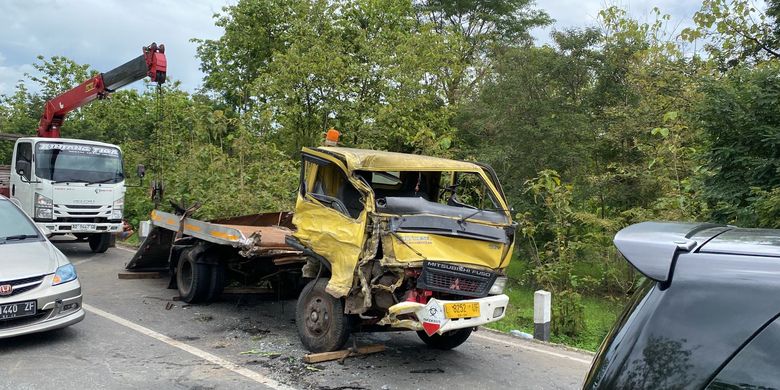 Kondisi truk pengangkut limbah rumah sakit ringsek setelah terjun ke parit usai bertabrakan dengan truk box di ruas jalan Wonogiri ? Sukoharjo tepatnya sebelah selatan Jembatan Nambangan perbatasan Wonogiri ? Sukoharjo, Jumat  (29/11/2024)