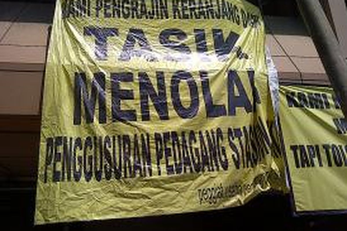 Hari ini, Kamis (22/8/2013), adalah batas akhir penertiban pedagang parcel dan rotan di Stasiun Cikini, Jakarta Pusat. Para pedagang belum tahu akan berjualan dimana setelah ini karena PT KAI tidak menyediakan lahan baru untuk mereka berdagang.