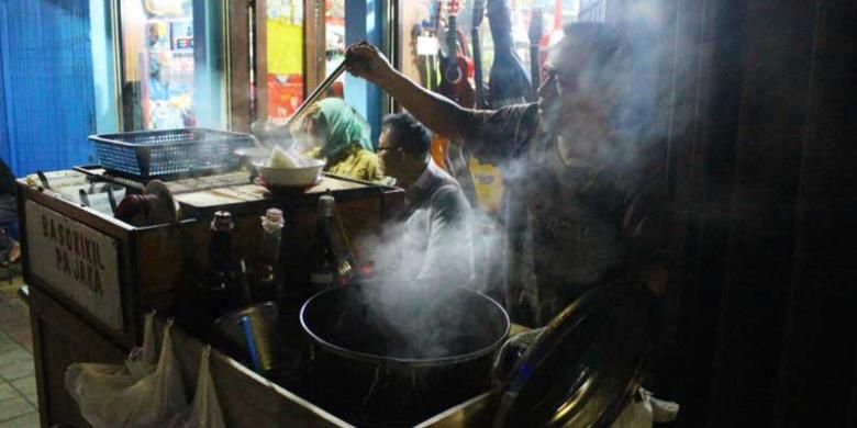 Bakso Kikil Pak Jaka di Jalan Suryakencana nomor 287, Bogor, Jawa Barat.
