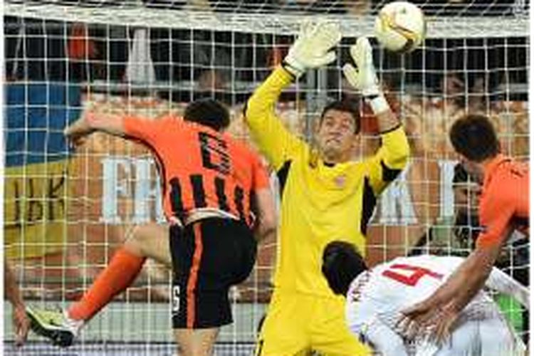 Pemain FC Shakhtar Donetsk, Taras Stepanenko (kiri), menyundul bola dan membobol gawang Sevilla FC yang dikawal kiper David Soria pada leg pertama semifinal Liga Europa di Arena Lviv Stadium, Lviv, Kamis (28/4/2016).