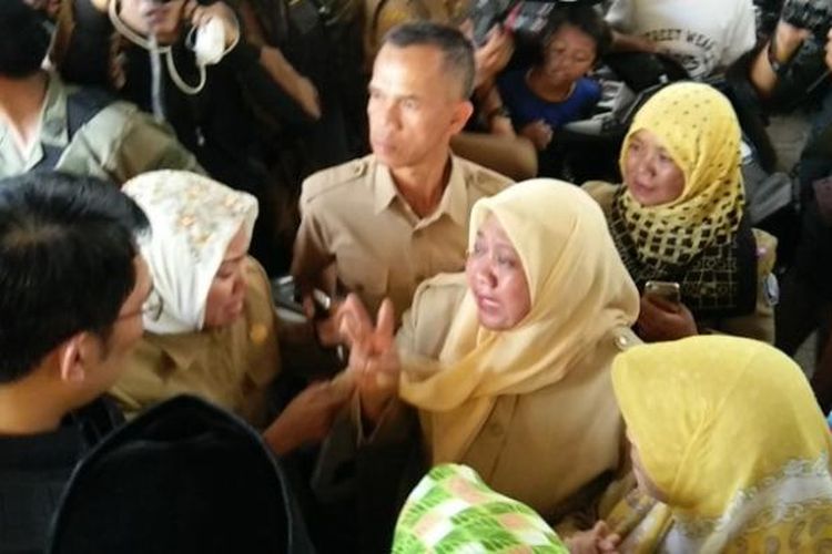 Wali Kota Bandung Ridwan Kamil saat mengunjungi parna pegawai kelurahan Arjuna Bandung pasca-insiden teror bom di kantor Kelurahan Arjuna, Bandung, Senin (27/2/2017) 