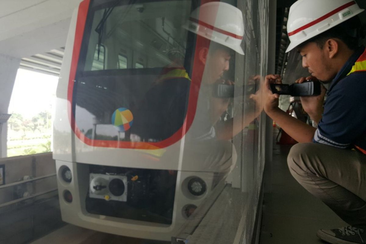 Salah satu unit skytrain yang sedang dilaksanakan uji coba di Bandara Soekarno-Hatta, Tangerang, Senin (14/8/2017) siang.