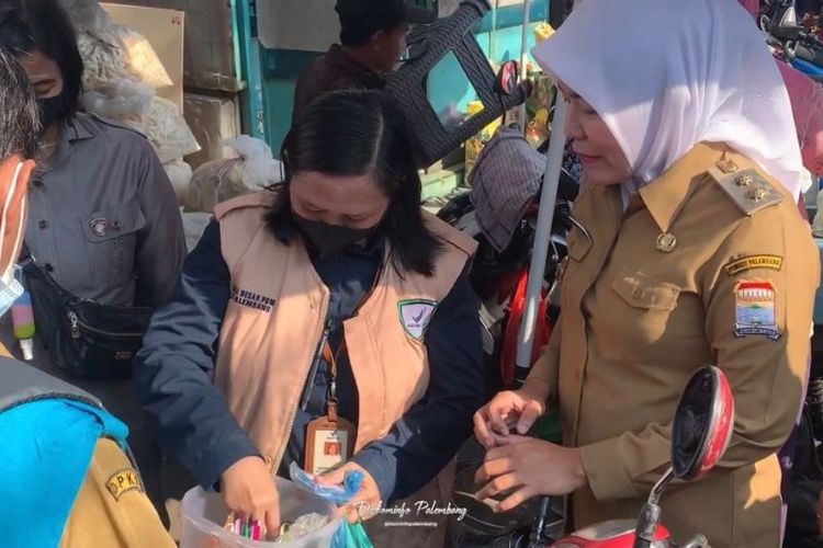 Badan Pengawas Obat dan Makanan (BPOM) Kota Palembang, Sumatera Selatan, menemukan bumbu makanan dalam kemasan kedaluwarsa setelah melakukan inspeksi mendadak (sidak) di Pasar 26 Ilir, Senin (15/5/2023). (ANTARA/HO-Diskominfo Palembang)