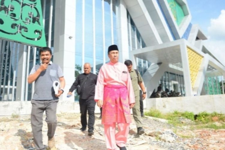 Gubernur Riau Syamsuar (pakaian adat melayu) saat meninjau pembangunan Quran Center di Kota Pekanbaru, Riau, Jumat (5/5/2023).