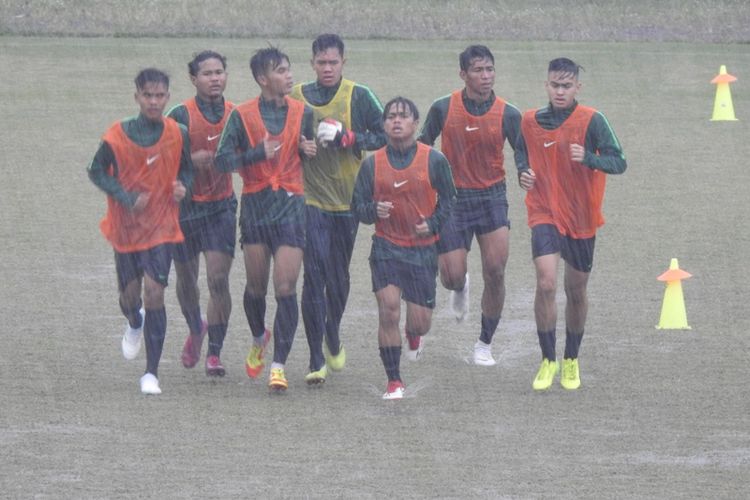 Tim Nasional Indonesia U19 mengawali latihan perdana mereka di Stadion Pajajaran, Bogor, Kamis (26/9/2019). 