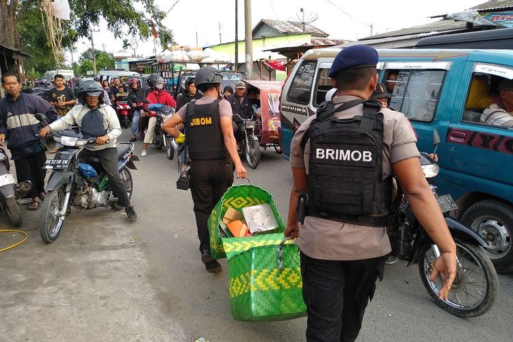 Polisi membawa barang-barang dari dalam rumah Rabbial di Gang Melati, Kelurahan Tanah 600, Kecamatan Medan Marelan pada Rabu sore (13/11/2019).