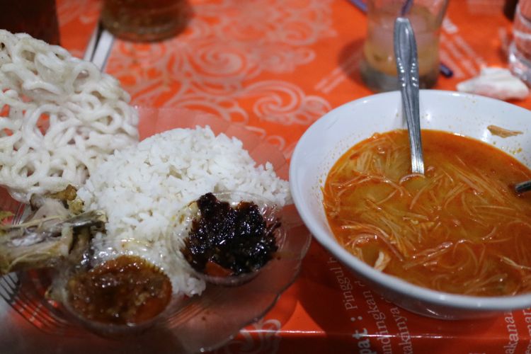 Tauto Pekalongan, soto yang menggunakan sambal tauco khas pekalongan. Kuliner ini bisa Anda coba di rest area tol darurat Pemalang-Batang, selain itu juga tersebar di sekitar Batang hingga Pekalongan. 