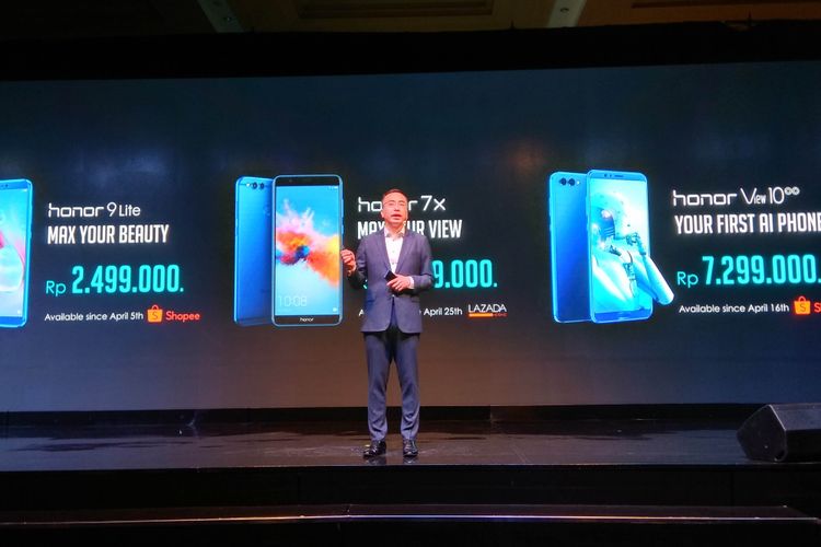 Presiden Honor George Zhao memmperkenalkan tiga smartphone Android terbaru Honor yang bakal masuk Indonesia dalam sebuah acara di Jakarta, Selasa (27/3/2018).
