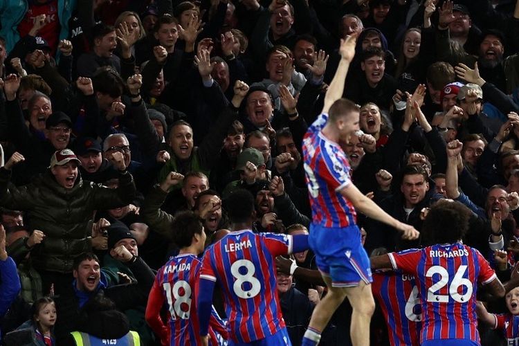 Momen selebrasi Marc Guehi dengan rekan satu timnya setelah mencetak gol dalam pertandingan sepak bola Liga Inggris antara Fulham vs Crystal Palace di Craven Cottage di London pada 7 Desember 2025. (Foto oleh HENRY NICHOLLS / AFP)