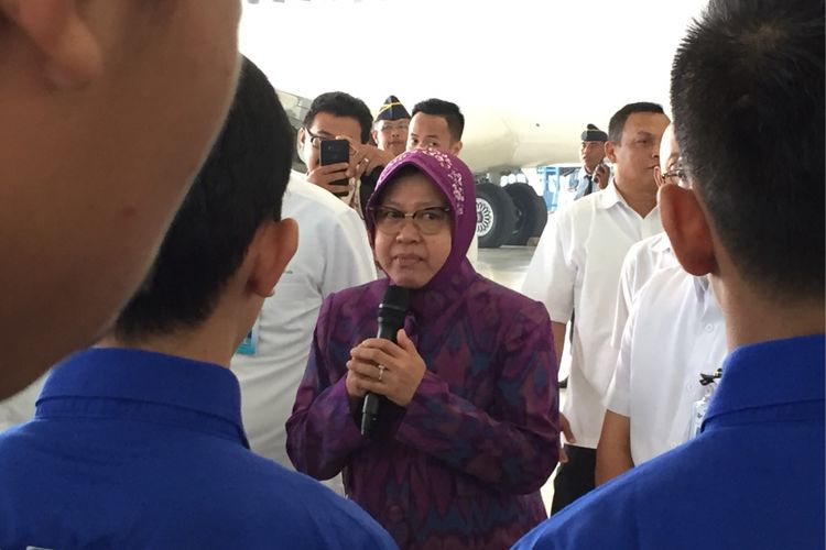 Wali Kota Surabaya Tri Rismaharini memberi pembekalan terhadap 24 pemuda lulusan Akademi Teknik Keselamatan Penerbangan (ATKP) yang diterima bekerja di Garuda Maintenance Facility (GMF) Aero Asia di Bandara Soekarno-Hatta, Rabu (19/7/2017). 