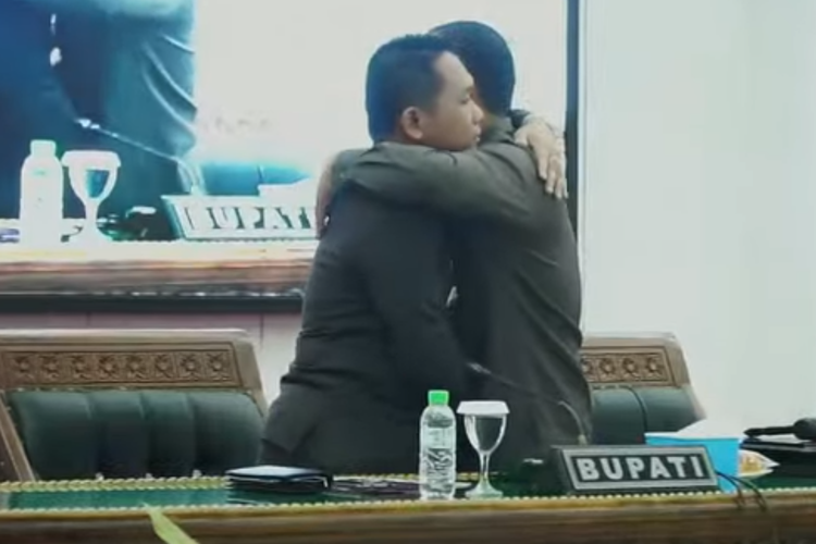 Bupati Lumajang Thoriqul Haq memeluk Ketua DPRD Kabupaten Lumajang Anang Akhmad Syaifudin, Senin (12/9/2022)