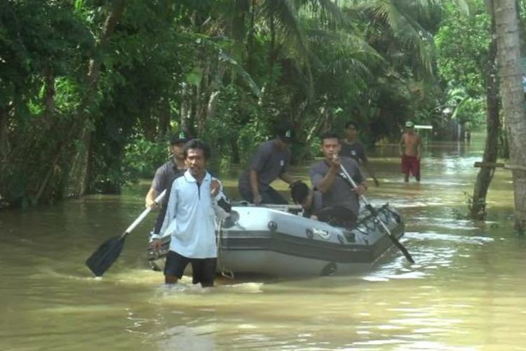 Banjir menggenangi desa di Kecamatan Kroya, Kabupaten Cilacap, Jawa Tengah, Senin (21/3/2022).