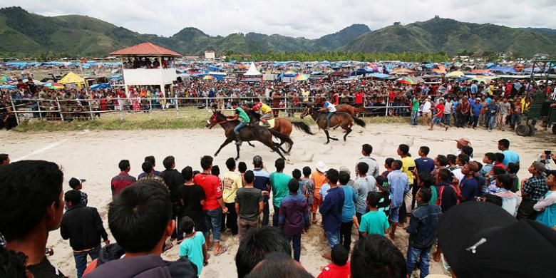 Antusiasme penonton menyaksikan Lomba Pacuan Kuda Tradisional Gayo, 17-23 Agustus 2015 dalam memeriahkan HUT ke-70 RI di Aceh Tengah, Provinsi Aceh.