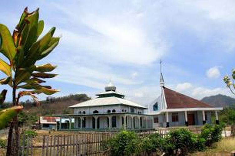 Bangun Masjid An-Namira dan Gereja GMIM Jemaat Lakban dibangun dalam satu halaman di Kampung Buyat Pante, Dusun 5, Desa Ratatotok Timur, Kecamatan Ratatok,  Minahasa Tenggara.