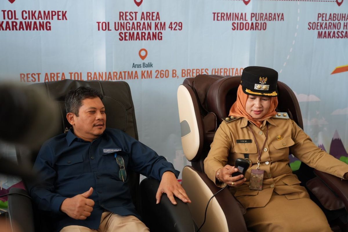 Direktur Utama BPJS Kesehatan Ali Ghufron Mukti merasakan kursi pijat di Posko Mudik BPJS Kesehatan, Jakarta, Selasa (18/4/2023).