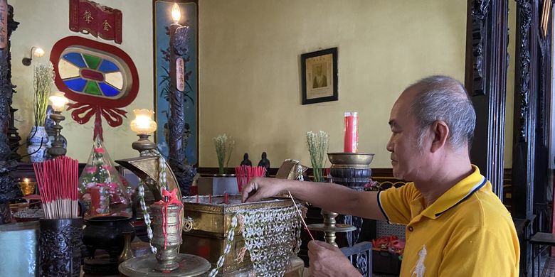 Wakil Ketua II bidang eksternal Klenteng, Liem Tiong Yang saat menyiapkan persembahan di Klenteng Boen Bio Surabaya, Selasa (28/1/2025)