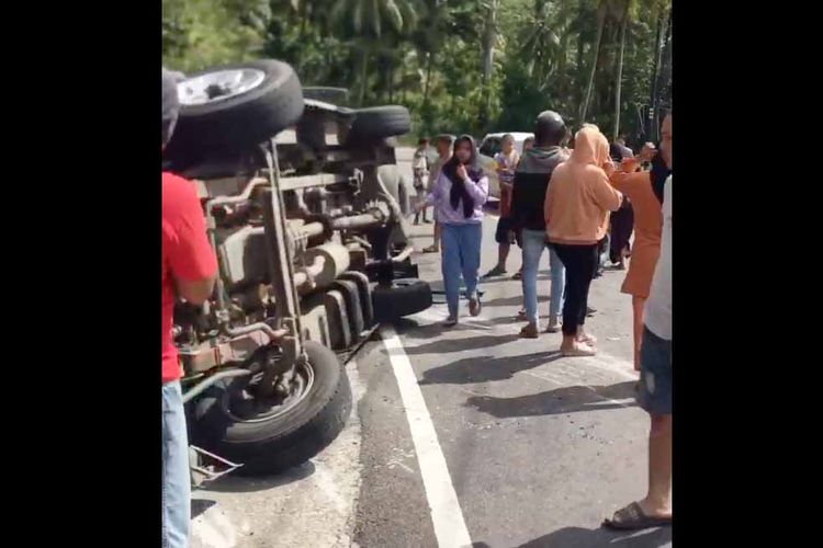 Kondisi minibus yang mengalami kecelakaan di jalan Desa Pontolo Kecamatan Mamanggu Kabupaten Boalemo. Minibus ini akan membawa rombongan ibu-ibu Alkhairat Kota Gorontalo untuk menghadiri haul (peringatan kematian Guru Tua Alkhairat di Kota Palu.
