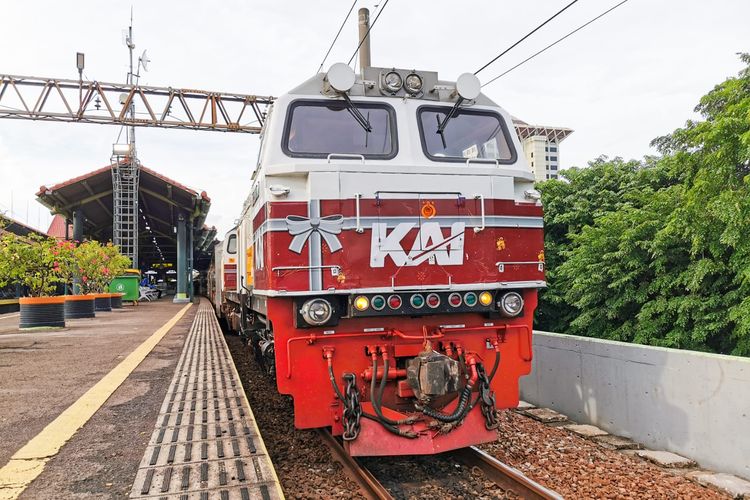 Ilustrasi.  PT Kereta Api Indonesia (KAI) membuka rekrutmen untuk lulusan D3, D4, S1, dan S2 melalui Job Fair Universitas Airlangga 2023.