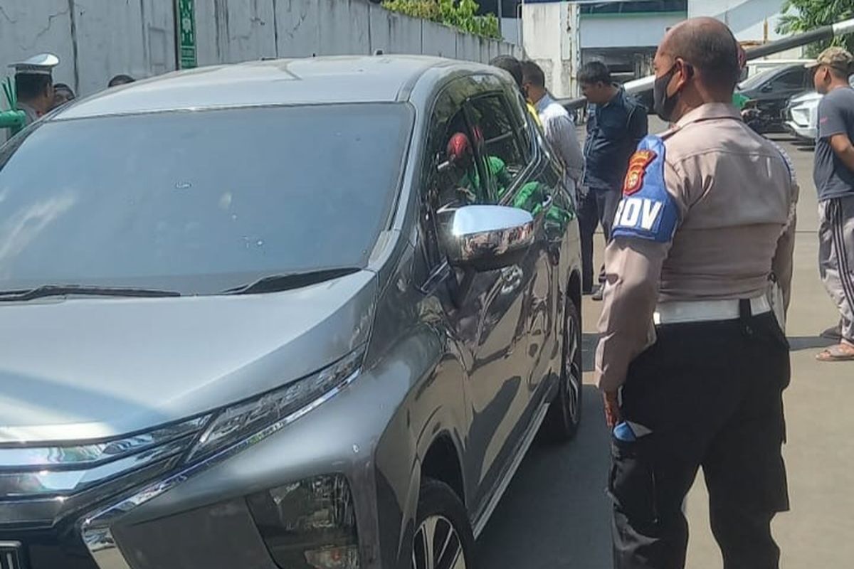 Penampakan mobil AK (61) sesaat setelah dievakuasi dari Jalan Kapten Tendean, Mampang Prapatan, Jakarta Selatan, Selasa (10/10/2023).