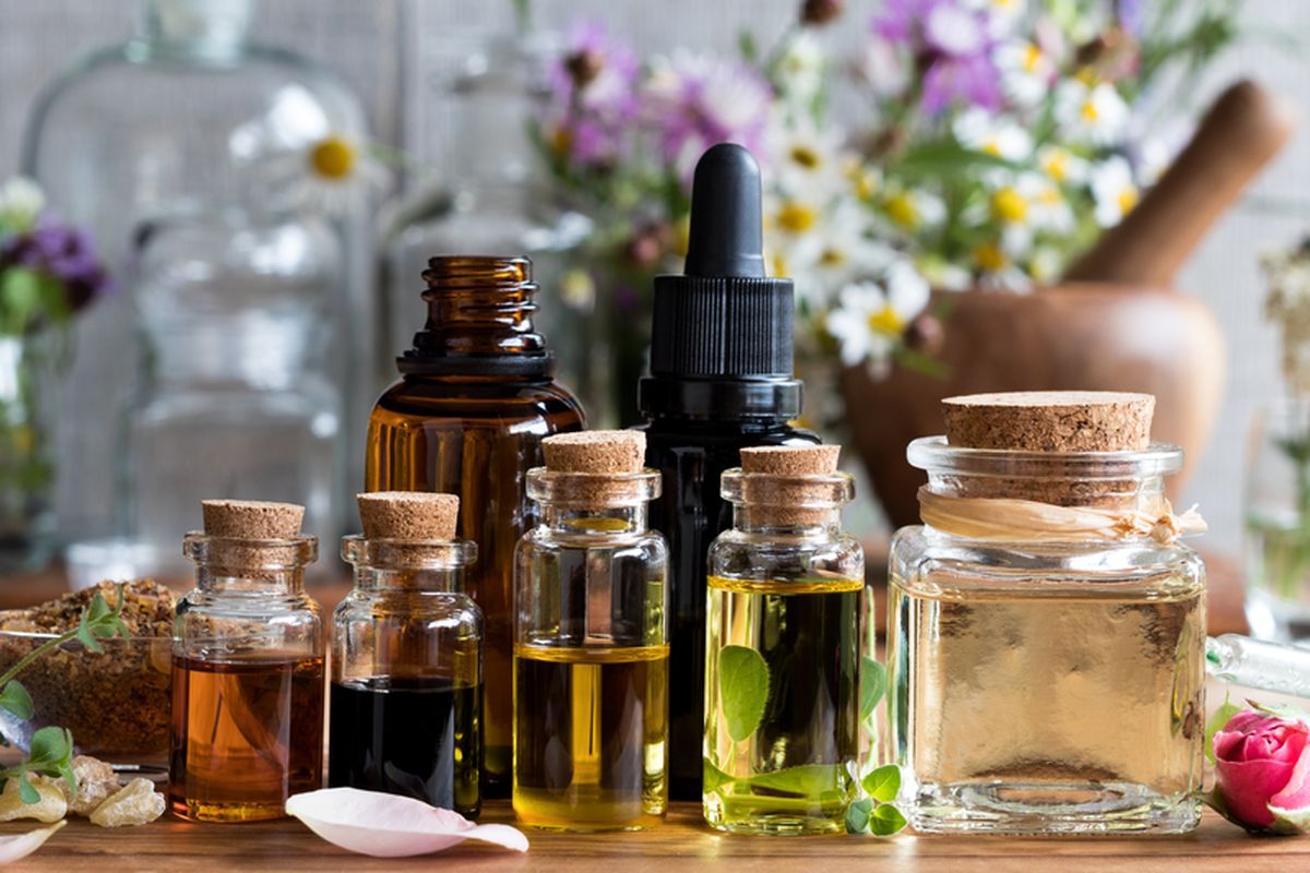 Ilustrasi essential oil atau minyak esensial, minyak aromaterapi.