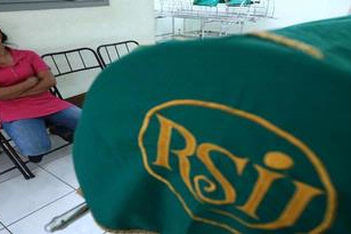 Trianawati kerabat dari almarhum Anggi yang merupakan korban tewas dalam peristiwa penyerangan oleh geng motor di Kawasan Salemba, Jakarta Pusat,  menunggu jenasah keponakannya di Kamar Jenazah Rumah Sakit Islam Jakarta, Jakarta Pusat, Jumat (13/4/2012).