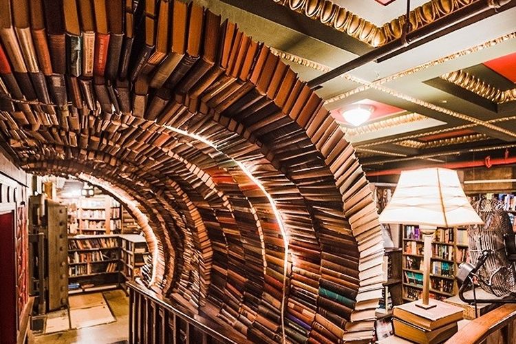 Sebuah toko buku unik, The Last Bookstore, yang terletak di bekas bangunan bank, Los Angeles.
