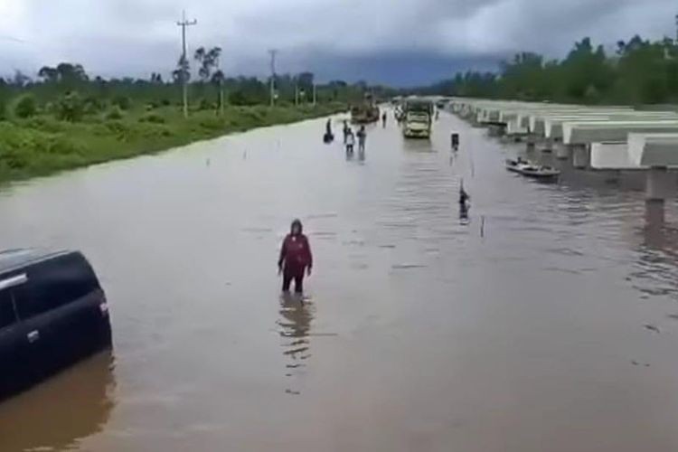 Kondisi banjir Jalan Trans Kalimantan di wilayah Bukit Rawi Kabupaten Pulang Pisau, Senin (13/9/2021).