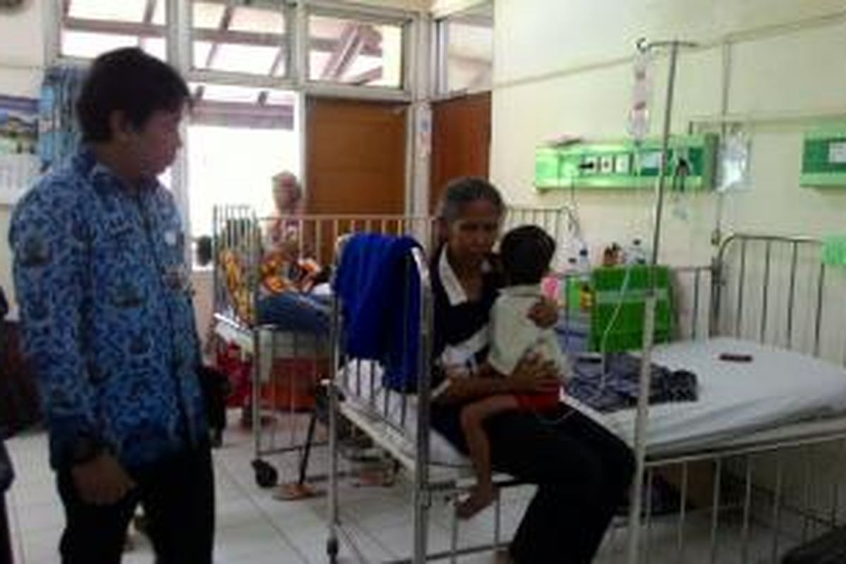Sofyan Eka Prasetyo bocah berusia tiga tahun itu menangis dalam gendongan ibunya. Bocah warga RT 01 RW 07 Kelurahan Pondok Kelapa, Kecamatan Duren Sawit, Jakarta Timur itu terpaksa dilarikan ke rumah sakit karena masalah kekurangan gizi. Selasa (10/11/2015)