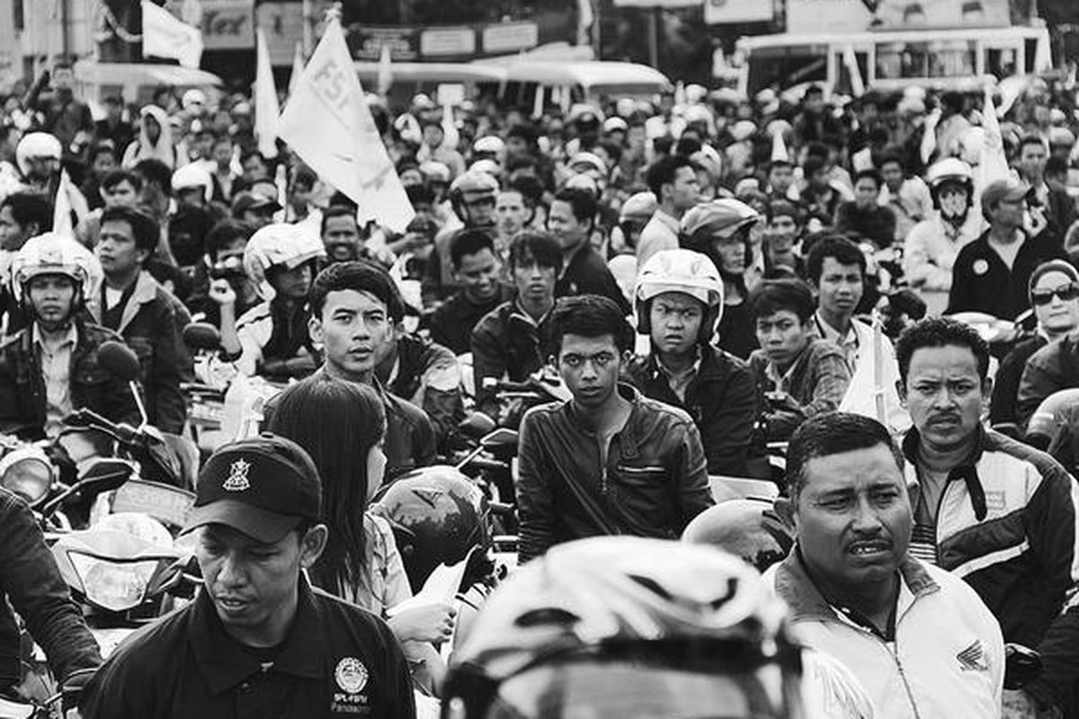 Sekitar seribu buruh dari Federasi Serikat Pekerja Metal Indonesia (FSPMI) Kabupaten Bogor, Jawa Barat, Senin (21/11), berunjuk rasa di Kantor Bupati Bogor di Cibinong. Mereka menuntut Pemerintah Kabupaten Bogor menetapkan upah minimum sebesar 100 persen kebutuhan hidup layak, atau Rp 1.326.000. 