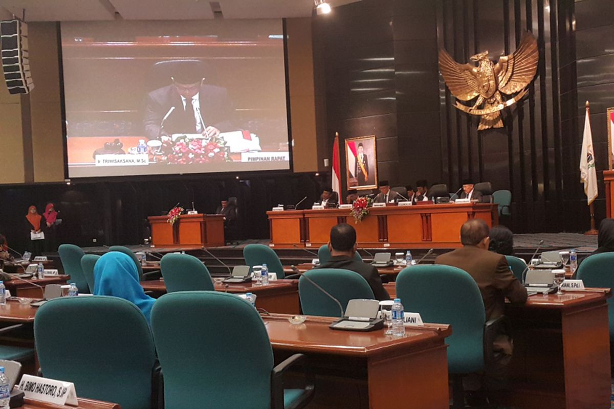 Rapat paripurna tentang pembahasan rancangan peraturan daerah (raperda) tentang Hak Keuangan dan Administratif Pimpinan dan Anggota DPRD DKI Jakarta di Gedung DPRD DKI, Jalan Kebon Sirih, Jakarta Pusat, Kamis (20/7/2017).