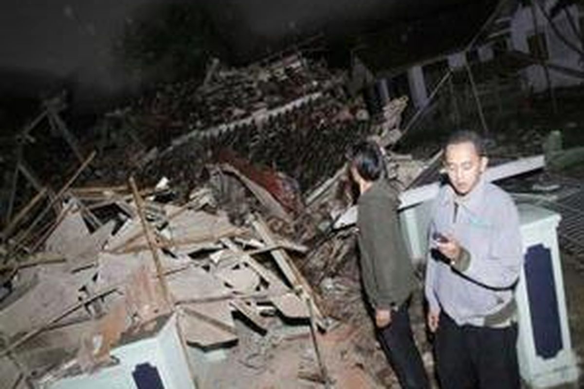 Rumah warga di Desa Jayapura, Kecamatan Cigalontang, Kabupaten Tasikmalaya, Jawa Barat, hancur akibat gempa, Rabu (2/9). Gempa berkekuatan 7,3 skala richter dan terasa di sejumlah tempat di Indonesia ini mengakibatkan sejumlah rumah warga desa setempat hancur. Warga mengungsi di sejumlah tenda darurat karena masih trauma atas musibah ini. Data sementara hingga kini korban tewas akibat gempa mencapai 33 orang. 