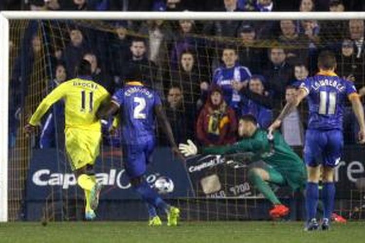 Striker Chelsea, Didier Drogba, saat mencetak gol ke gawang Shrewbury pada putaran keempat Capital One Cup di Stadion Greenhous Meadow, Selasa atau Rabu (29/10/2014). 