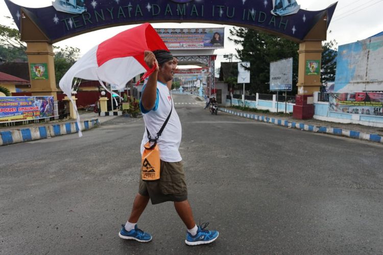 Togu Sumorangkir memasuki garis finish di Parapat, Sumatera Utara.