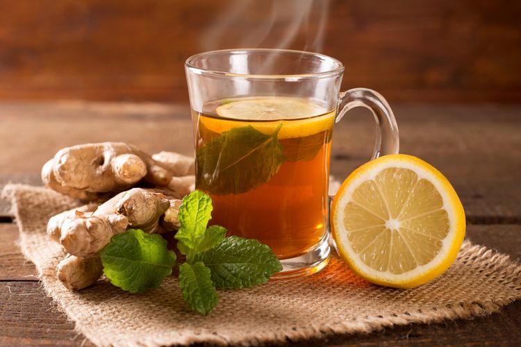 Ilustrasi teh jahe dan lemon yang dapat membantu membersihkan usus besar. 