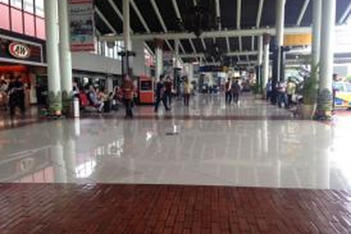 Kondisi di Terminal 1 dan 2 Bandara Internasional Soekarno-Hatta, Tangerang, Jumat (27/11/2015). Meski status keamanan bandara ditingkatkan dari hijau menjadi kuning, tak tampak pengamanan yang berarti dan operasional bandara masih berjalan normal. 





