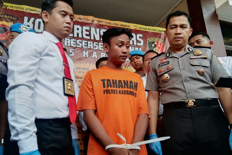 USA (19) tersangka penganiayaan hingga tewas terhadap SJ (17) saat press release di Mapolres Karawang, Senin (18/2/2020).