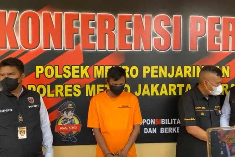 Pria bernama Muhammad Ridwan ditampilkan ke publik usai polisi menangkapnya karena membakar dua orang hidup-hidup di Penjaringan, Jakarta Utara, Senin (9/1/2023). Ridwan membakar dua orang korban pada Rabu (4/1/2023) dan langsung melarikan diri. 