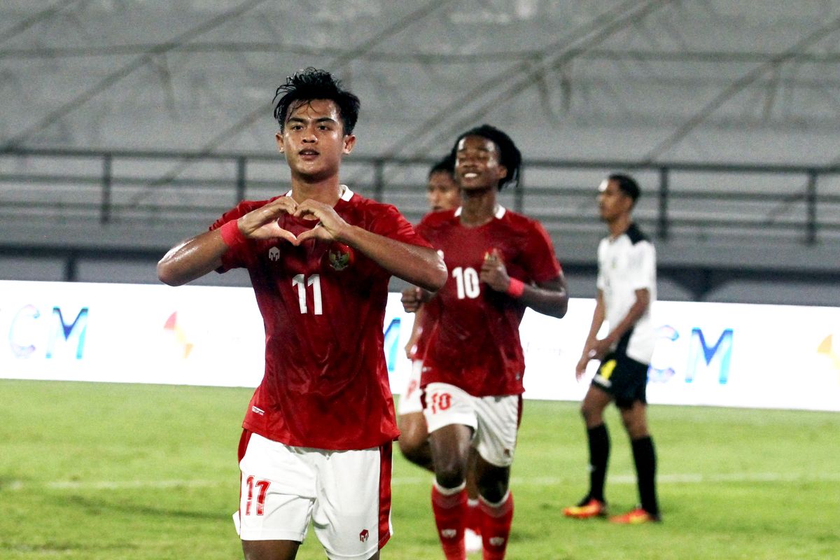 Pemain Timnas Indonesia, Pratama Arhan mencetak 2 gol ke gawang Timor Leste saat ujicoba dalam rangka FIFA Matchday yang berakhir dengan skor 4-1 di Stadion Kapten I Wayan Dipta Gianyar, Kamis (27/1/2022) malam.