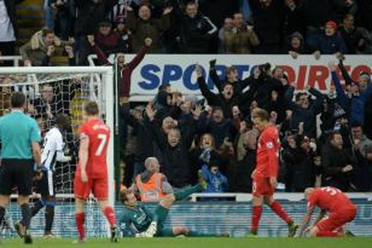 Bek Liverpool, Martin Skrtel (paling kanan), tertunduk lesu setelah mencetak gol bunuh diri dalam pertandingan lanjutan Premier League melawan Newcastle United, Minggu (6/12/2015). 
